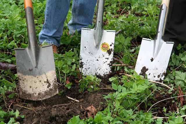 Spade gardening tool