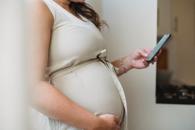 women read Troublesome Pregnancy on mobile