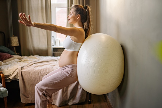a women use exercise ball pregnancy