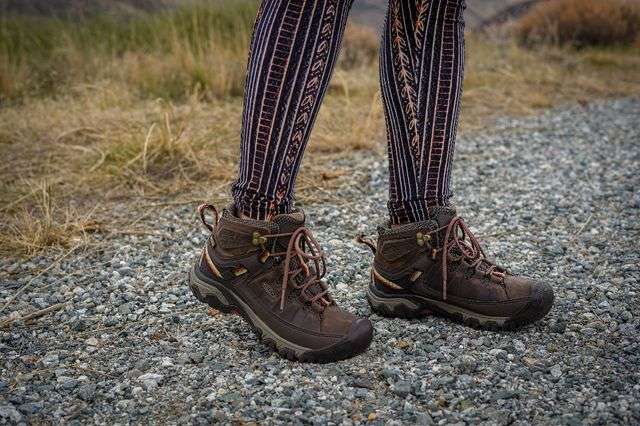 Hiking boots with legging